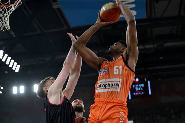 余名健儿们 余名健儿们